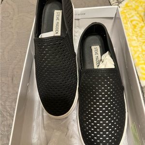 Steve Madden Black slip-ons